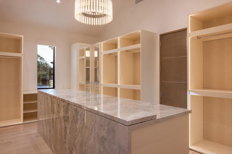 14-66-3364-17miledriveprimarycloset.jpg #14