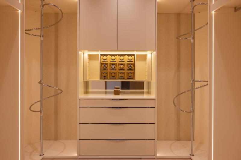 15-67-3364-17miledriveprimarycloset.jpg #15